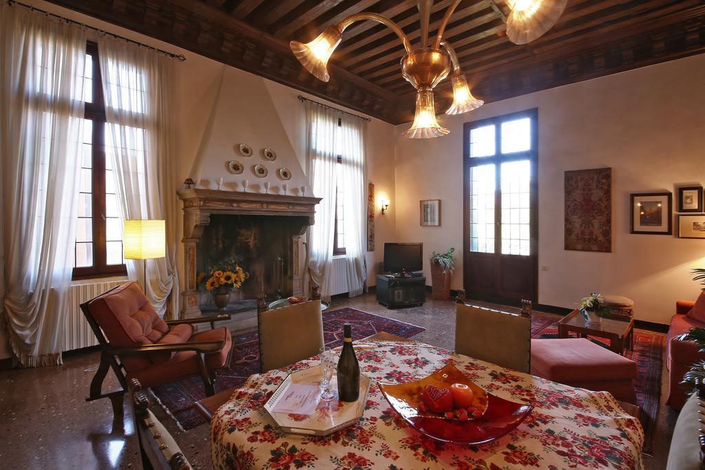 Appartamenti Inside Palazzo Foscarini Veneza Exterior foto