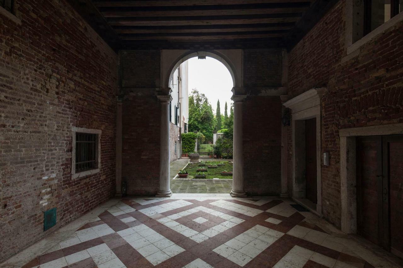 Appartamenti Inside Palazzo Foscarini Veneza Exterior foto